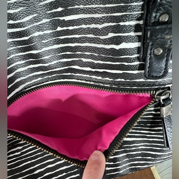 The Sak Shoulder Bag "Happy & Free" - Picture 7 of 10